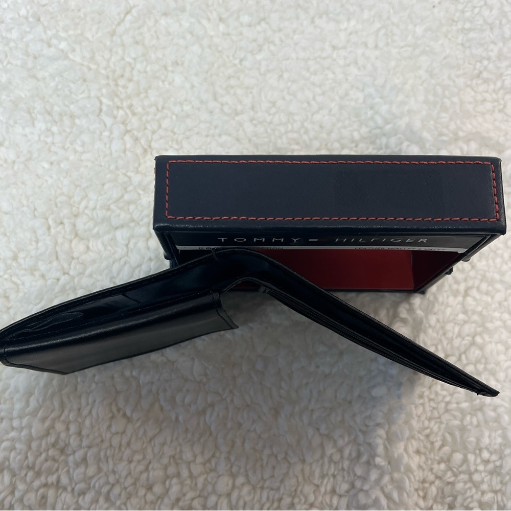 Tommy Hilfiger Bi-fold, RFID Protected Passcase Black Leather Wallet - Picture 8 of 8